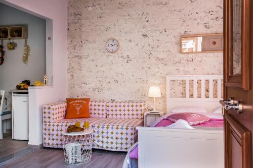 科孚镇Nafsika Luxury Suite的客厅配有沙发和1张床