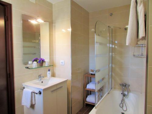 帕尔斯堪巴赛里斯旅舍的带淋浴、盥洗盆和浴缸的浴室