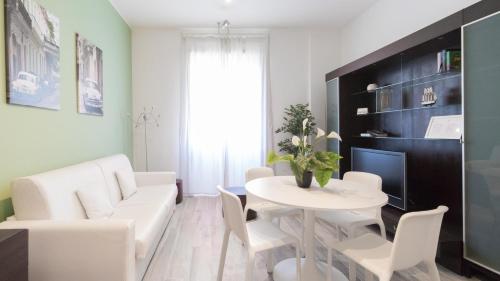 米兰Italianway - Merlo 3的客厅配有白色的桌子和白色的椅子