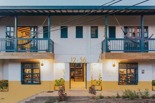贾丁Hotel Plantación的白色和黄色的建筑,带有蓝色的点缀