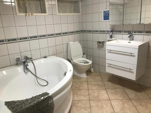 斯塔万格Nordhagen 17的带浴缸、卫生间和盥洗盆的浴室