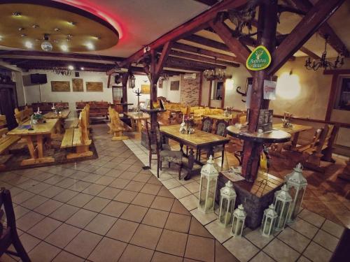 希隆斯克地区佩卡雷Hotel Komfort Inn - Dwór Hubertus的餐厅配有木桌和椅子,享有高空美景。