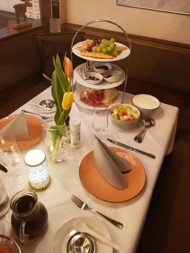 达姆施塔特Oberwaldhaus的餐桌上放有食物盘子的桌子