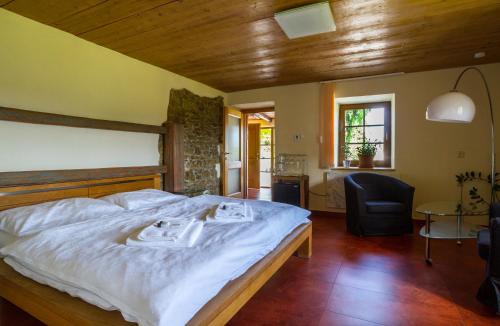 普雷迪尼维托宾兹美女樱旅馆的一间卧室配有一张大床和两条毛巾