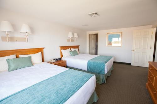 西雅茅斯绿色港湾度假村的酒店客房设有两张床和电视。