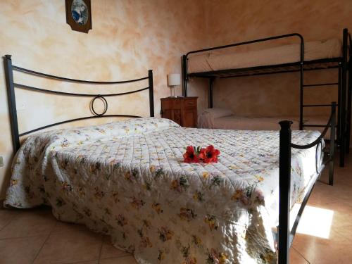 明乔河畔蓬蒂B&B Pivi的一间卧室,床上放着鲜花