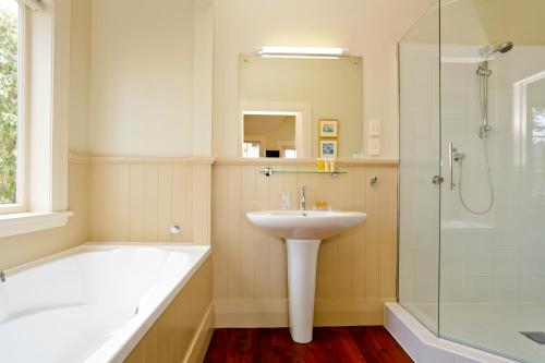 但尼丁布雷斯通旅舍的白色的浴室设有水槽和淋浴。
