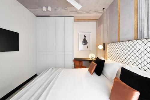 维罗纳A World Aparts - 12 Viviani的卧室配有白色的床和电视