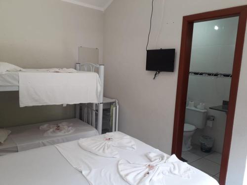 林多亚林多亚乡村酒店的一间医院间,配有两张床和镜子