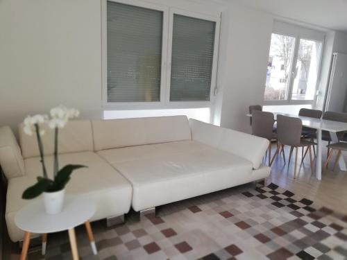 格拉特科恩Gemütliches 3 Zimmer Apartment nahe Graz的客厅配有白色的沙发和桌子