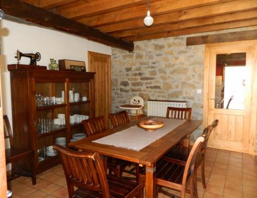 Bobia de AbajoLa Corte del Rondiellu 1的一间带木桌和椅子的用餐室
