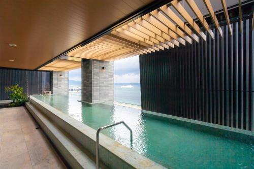 别府REX HOTEL Beppu的一座海景建筑中的游泳池
