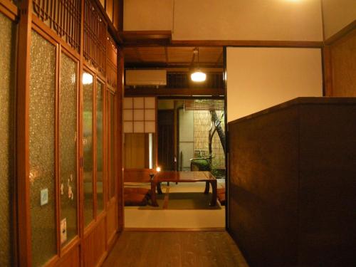 京都Guesthouse itoya Kyoto（京都糸屋旅馆）的走廊上设有桌子的房间