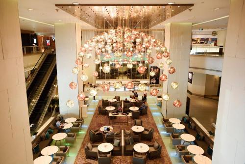 曼谷帕色哇公主酒店【SHA Extra Plus】的享有餐厅高处的景致,设有大吊灯