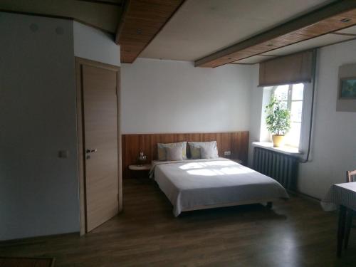 斯伽尔达金盏花旅馆的一间卧室设有一张床和一个窗口