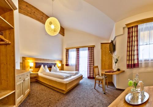 弗拉绍萨尔茨堡霍夫酒店的配有一张床和一张书桌的酒店客房