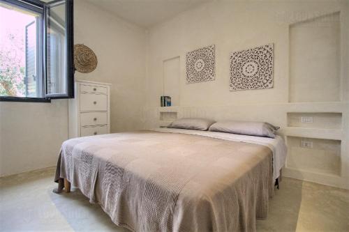 帕图Piccante Deluxe Seaview的白色的卧室设有床和窗户