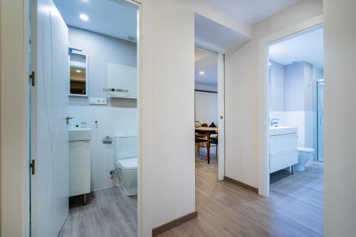 Exclusive quietness in the heart of Madrid with Public Parking, Breakfast, 2 bathrooms的一间浴室