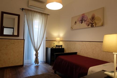 陶尔米纳海王星别墅酒店的酒店客房设有床和窗户。
