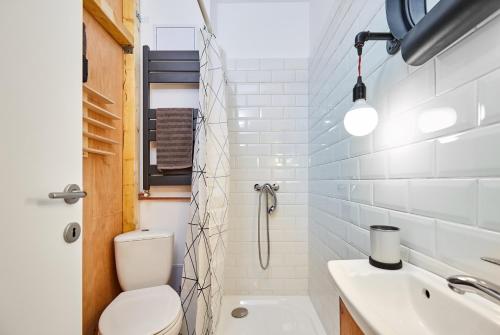 普雷代亚尔Rezident Predeal的一间带卫生间和水槽的浴室