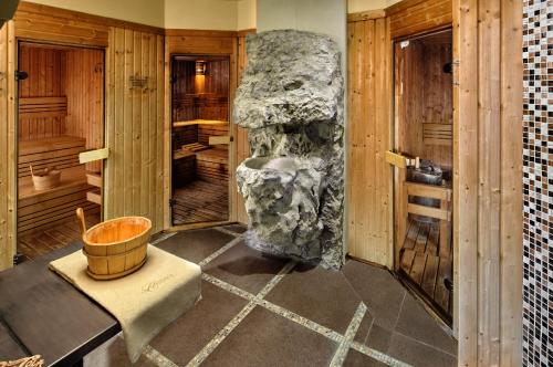 锡尔沃斯瓦里德拉康特萨城堡酒店的一间设有大岩石和木浴缸的桑拿浴室