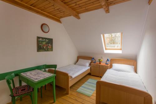 Graberje Ivanićko佩西恩科泽勒酒店的小房间设有两张床和一张桌子