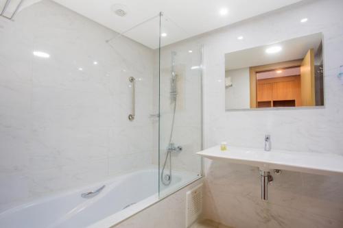 丹吉尔弗雷吉酒店的带浴缸、水槽和淋浴的浴室