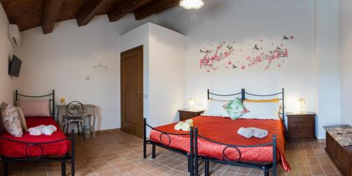 圣马赛罗Il Gladiolo的一间卧室配有一张床和两把椅子