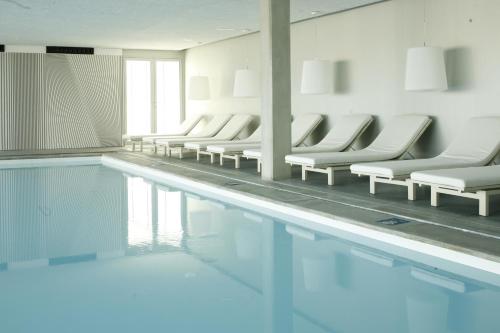 特罗亚设计酒店内部或周边的泳池