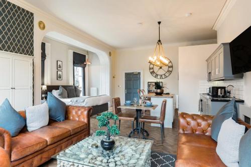 利兹希顿克莱蒙特服务式公寓 的客厅配有沙发和桌子