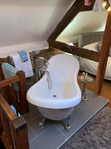 勒德洛The griffin cottage的客房内的白色盥洗盆浴室