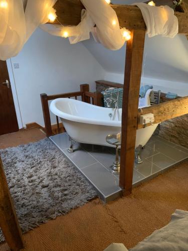 勒德洛The griffin cottage的带浴缸和盥洗盆的浴室