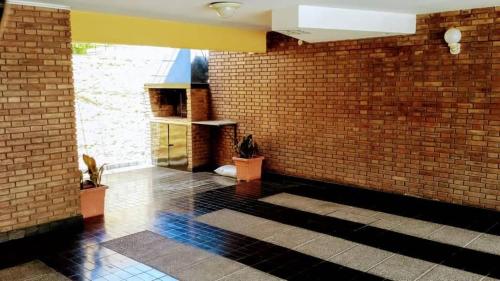 门多萨Bombal Departamentos的一间设有砖墙和大窗户的客房