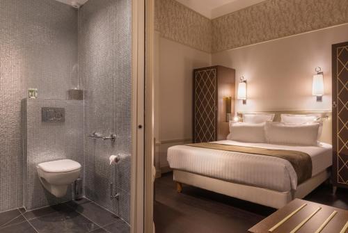 巴黎水晶酒店的酒店客房配有一张床和淋浴