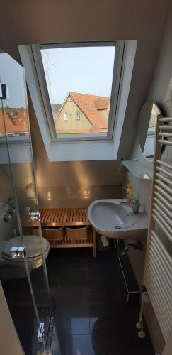 布隆Ferienwohnung Am Schwanensee的一间带水槽和大窗户的浴室