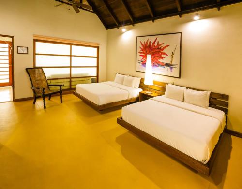 莱蒂西亚提卡娜迪若德洛酒店的一间卧室配有两张床和椅子