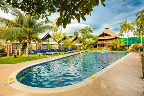 莱蒂西亚提卡娜迪若德洛酒店的棕榈树屋前的游泳池