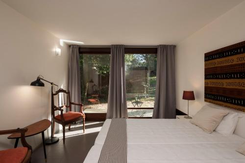PedrosoCasa do Sobreiro的一间卧室设有一张大床和一个窗户。