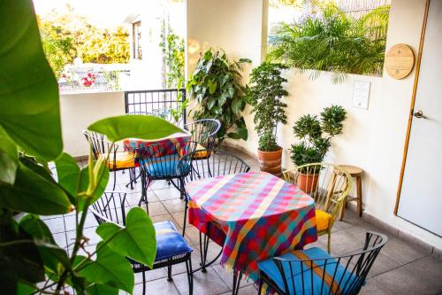 圣萨尔瓦多奥博尔福高酒店的庭院配有椅子和桌子及遮阳伞