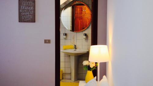 图伊Ideas Peregrinas的一间带水槽和镜子的浴室