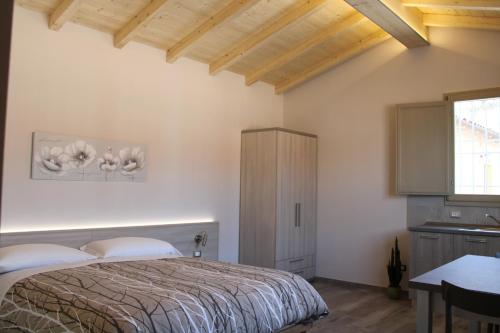 圭尔福堡拉法格利亚格兰德农家乐的一间卧室设有一张床和木制天花板