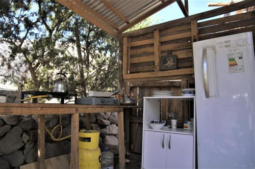 维库尼亚Astro Camping Experience的厨房配有白色冰箱和台面