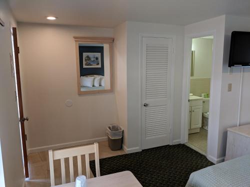 大洋城水晶沙汽车旅馆的客房设有带一张床和盥洗盆的浴室