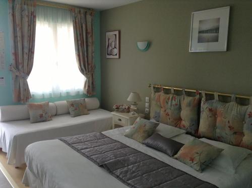 康村奥古斯丁酒店的一间卧室设有两张床和窗户。