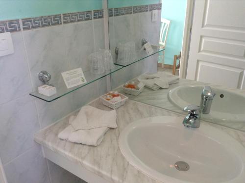 康村奥古斯丁酒店的一间带水槽和镜子的浴室