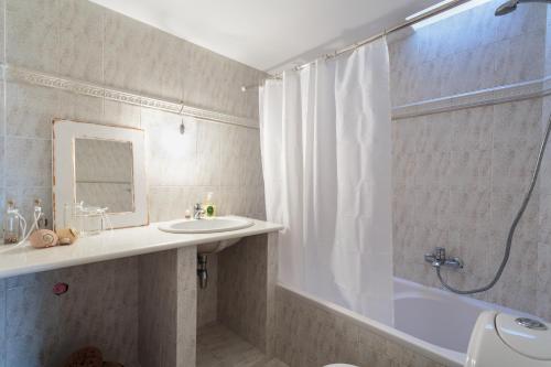MárpissaMarouso Villa Paros的带浴缸、水槽和淋浴的浴室
