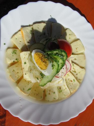 奥伯斯特多夫艾格旅馆的含有鸡蛋和蔬菜的食品盘