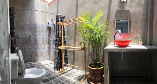 库德岛Rim Lay的带淋浴、卫生间和植物的浴室
