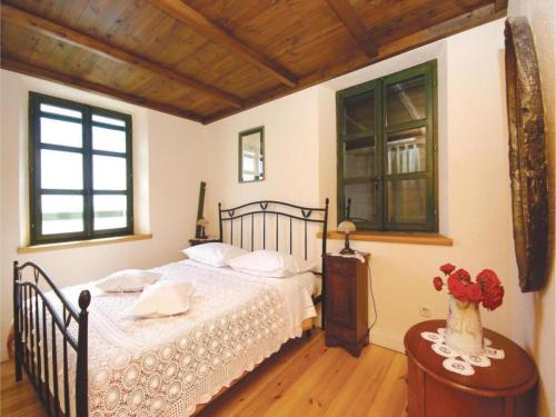 布雷拉Holiday House Brela的一间卧室配有一张带白色床单的床和一扇窗户。