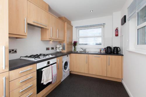 Super Prime Duloch - Dunfermline - 2 Bed Executive Apartment的厨房或小厨房